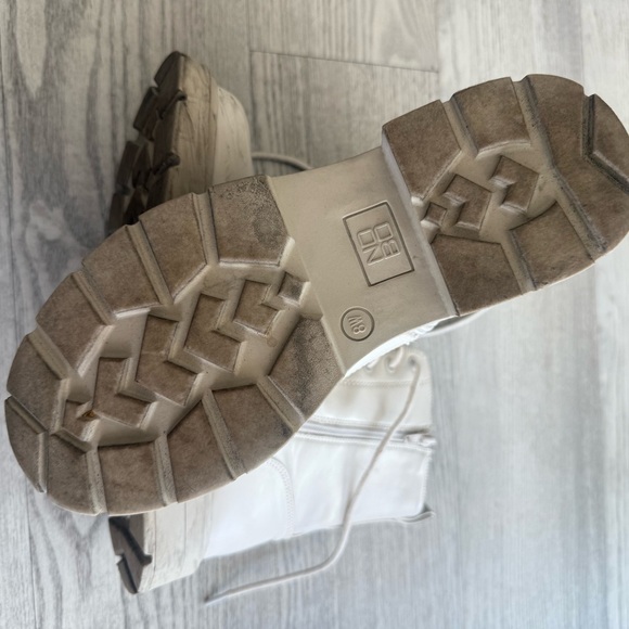 Women's Cream Lace-Up Boots - Picture 4 of 4